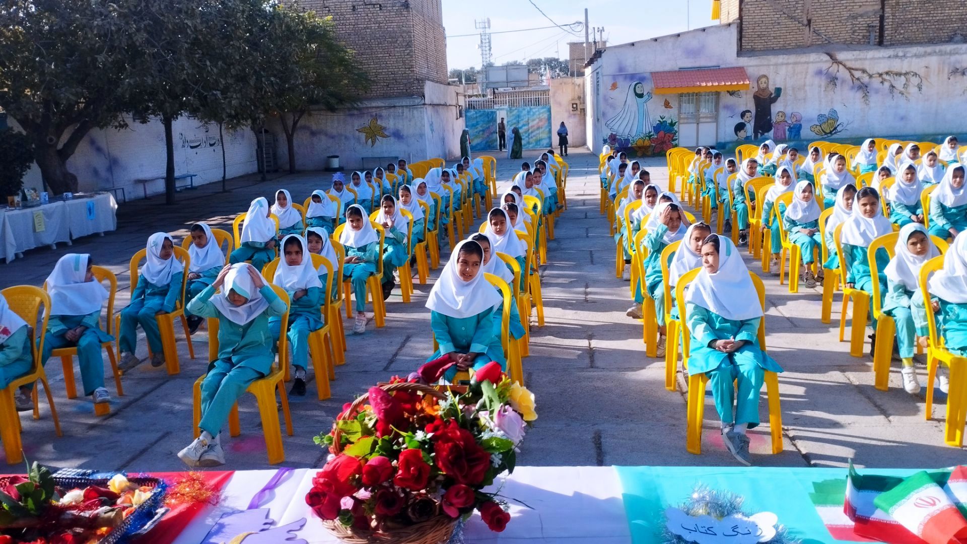 نواختن زنگ هفته کتاب و کتابخوانی در مدرسه شهید نجفیان