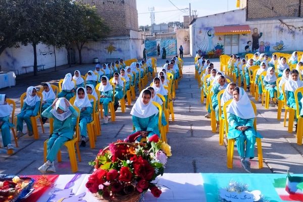 نواختن زنگ هفته کتاب و کتابخوانی در مدرسه شهید نجفیان