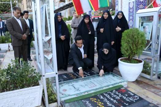 ادای احترام معاون آموزش ابتدایی وزیر آموزش و پرورش ‌‌به مقام شهید‌ سپهبد‌ حاج قاسم سلیمانی