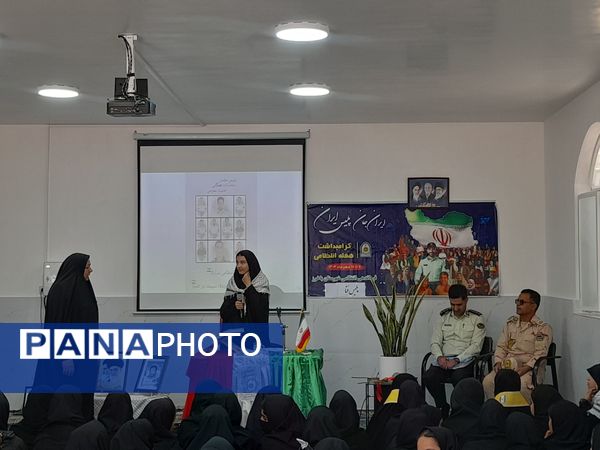 جلسه پیشگیری از آسیب‌های فضای مجازی همزمان با هفته نیروی انتظامی در آموزشگاه تکتم 