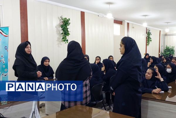 کارگاه مشاوره تحصیلی در دبیرستان دخترانه شهید محمدتقی دستغیب ناحیه 3 شیراز