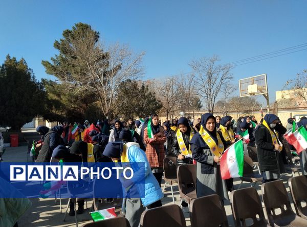 نواختن زنگ انقلاب در دبیرستان بنت‌الهدی صدر رضویه