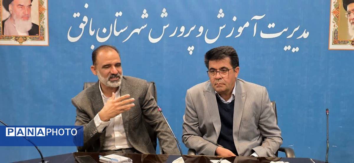 نشست مدیر آموزش‌ و پرورش با اعضای شورای دانش‌آموزی متوسطه اول