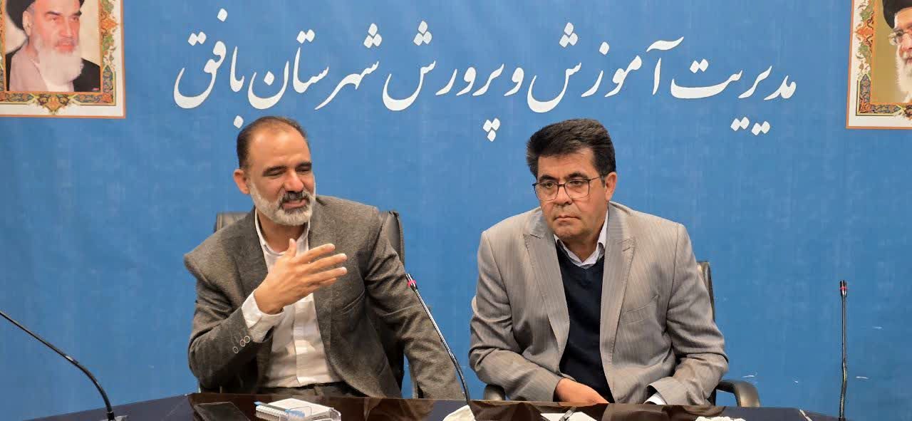 نشست مدیر آموزش‌ و پرورش با اعضای شورای دانش‌آموزی متوسطه اول