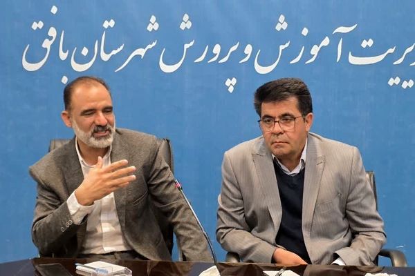 نشست مدیر آموزش‌ و پرورش با اعضای شورای دانش‌آموزی متوسطه اول