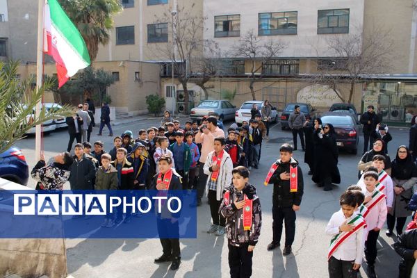 به مناسبت دهه فجر پرچم جمهوری‌اسلامی‌ایران در آموزش و پرورش منطقه۱۰ به اهتزاز درآمد