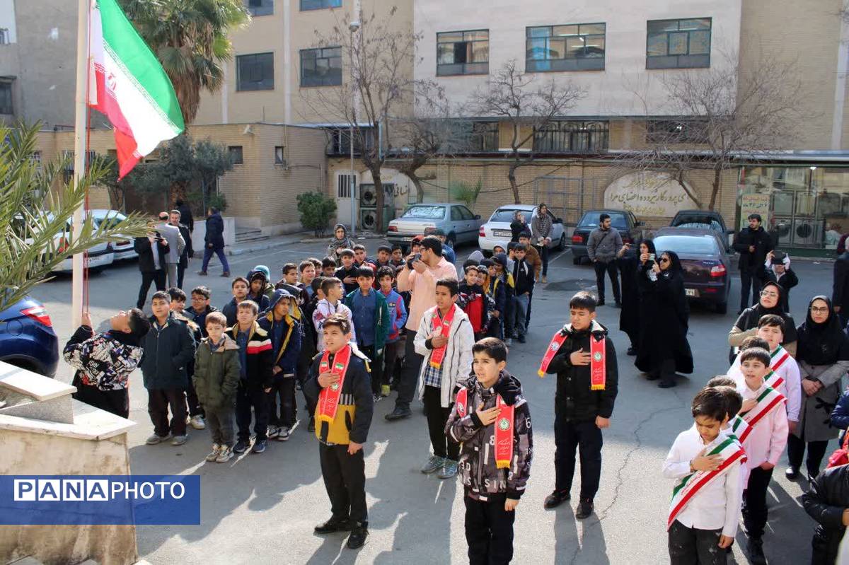 به مناسبت دهه فجر پرچم جمهوری‌اسلامی‌ایران در آموزش و پرورش منطقه۱۰ به اهتزاز درآمد