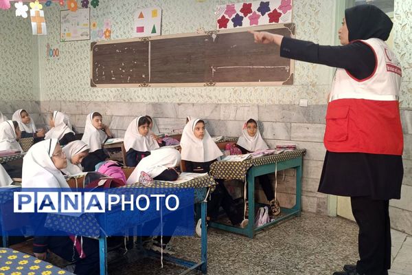 حضور نیروهای هلال احمر در دبستان هدی۱ به مناسبت هفته پدافند غیرعامل
