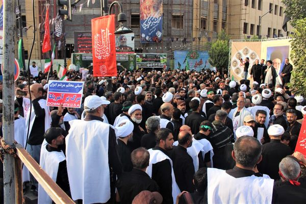 حماسه حضور نوجوانان کفن‌پوش قمی در راهپیمایی «عهد خون»