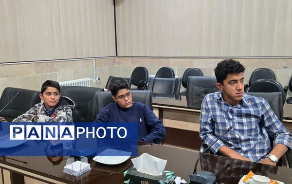 نشست مدیر آموزش‌ و پرورش با اعضای شورای دانش‌آموزی متوسطه اول