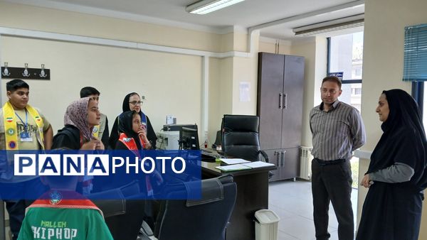 دیدار رئیس سازمان دانش‌آموزی و دانش‌آموزان پیشتاز و خبرنگاران پانا با رئیس سازمان تأمین اجتماعی محمودآباد 