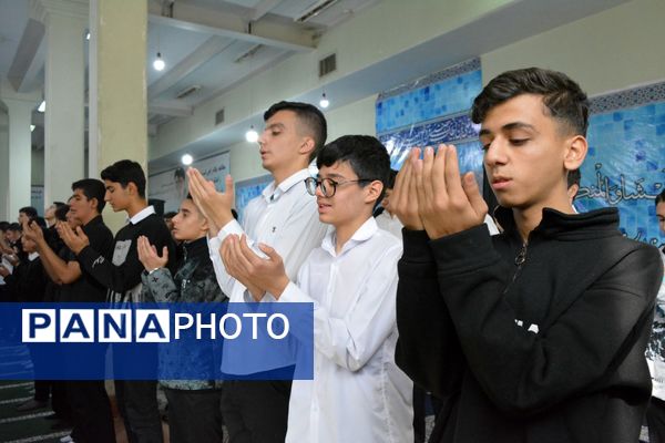 نماز باران در مدرسه شهدای علم و فناوری بهارستان‌دو