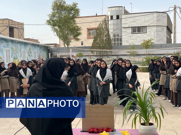 نواختن زنگ مهر در مدرسه شهید محمدی پور خلیل آباد 
