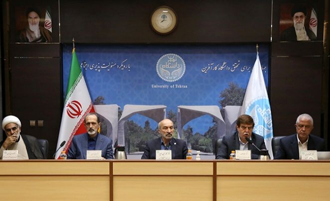مسئولان باید خادم این ملّت نجیب باشند