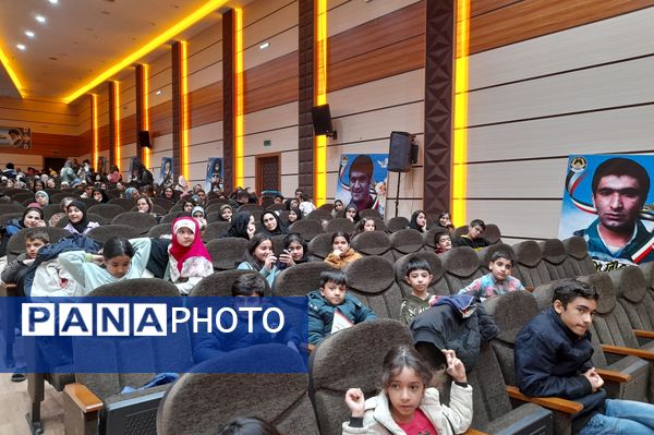 اجرای برنامه هم‌ساده‌ها در سالن سینما ۱۹بهمن پایگاه هوایی شیراز