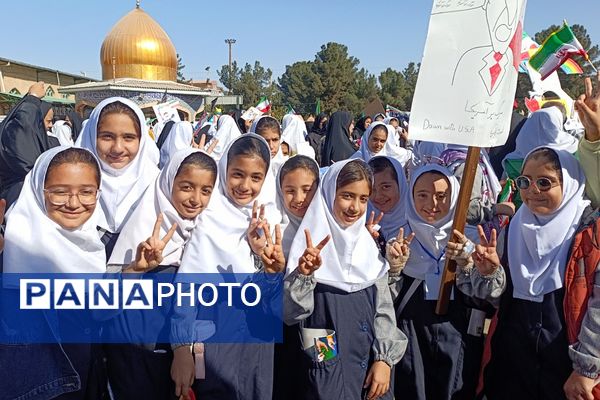 حضور پرشور دانش‌آموزان فشافویه در راهپیمایی ۱۳ آبان
