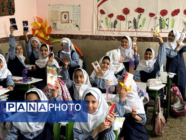 شکوفه های لبخند در آموزشگاه شاهد فرهنگ پیشوا؛ جشن روز دختر با رنگ شادی و هدیه