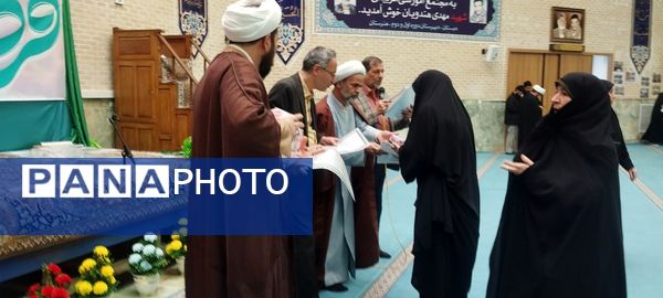 تقدیر از دانش‌آموزان برگزیده ناحیه چهار قم در جشنواره «فردا»