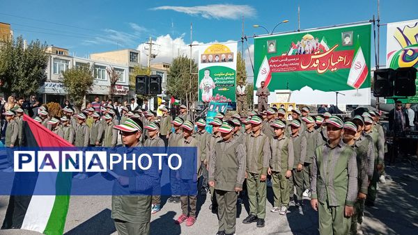 برگزاری راهپیمایی ۱۳ آبان روز دانش‌آموز در شهرستان فیروزکوه 