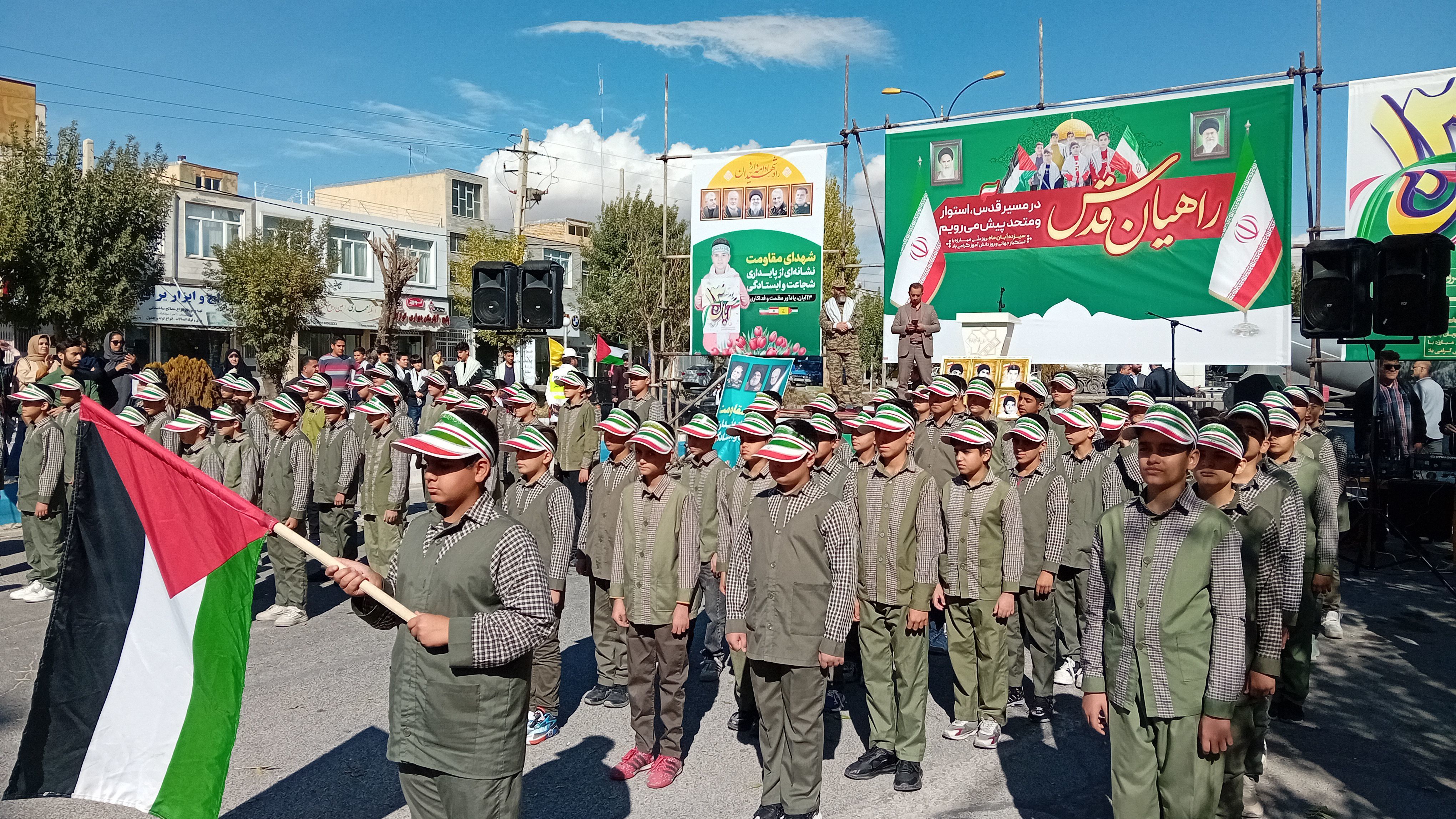 برگزاری راهپیمایی ۱۳ آبان روز دانش‌آموز در شهرستان فیروزکوه 