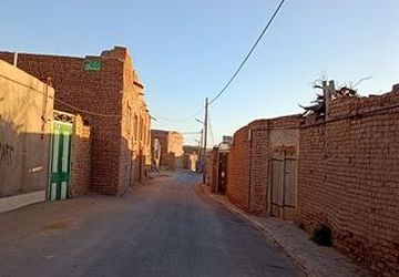 گوهری تاریخی در میان کوچه های خشتی اسحاق آباد