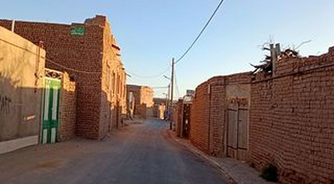 گوهری تاریخی در میان کوچه های خشتی اسحاق آباد