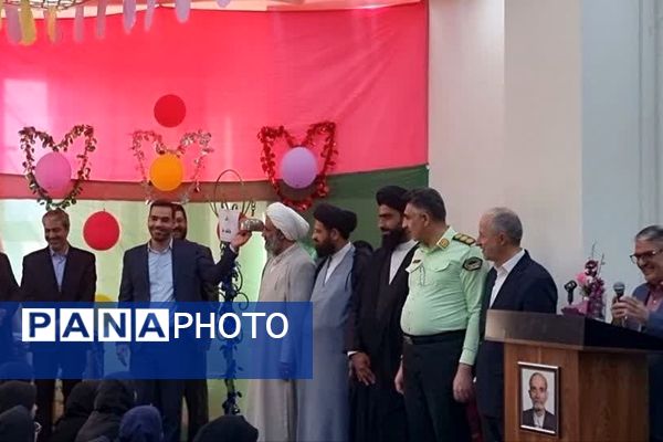 برگزاری جشن عاطفه‌ها در دبیرستان دخترانه لاجوردی کاشان 