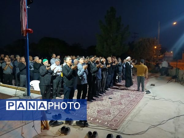 مراسم شبی با شهدا در محل گلزار شهدای روستای بزنجرد شهرستان خلیل‌آباد