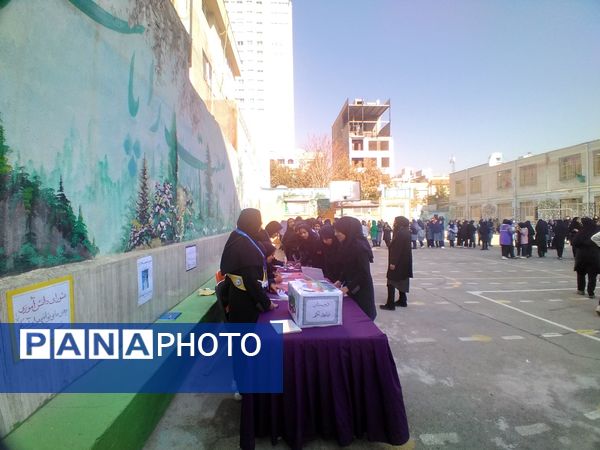 انتخاب نمایندگان شورای دانش‌آموزی در دبیرستان شاهد تکتم ناحیه سه