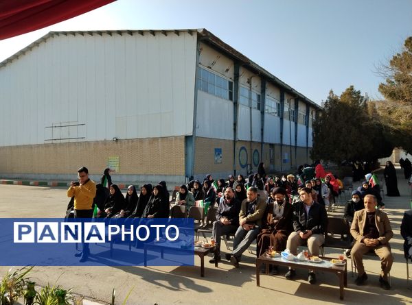 نواختن زنگ انقلاب در دبیرستان بنت‌الهدی صدر رضویه
