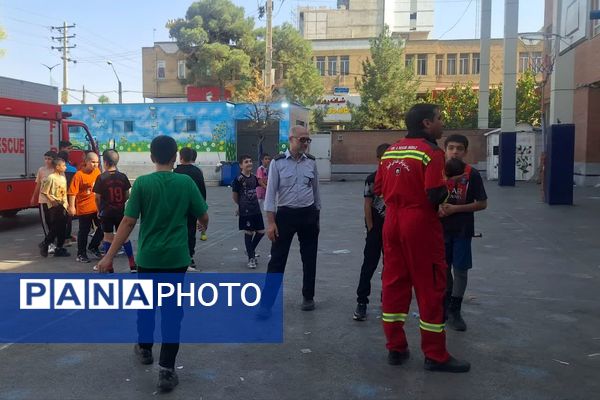 آموزش توسط آتش‌نشانان در دبستان معارف ۶