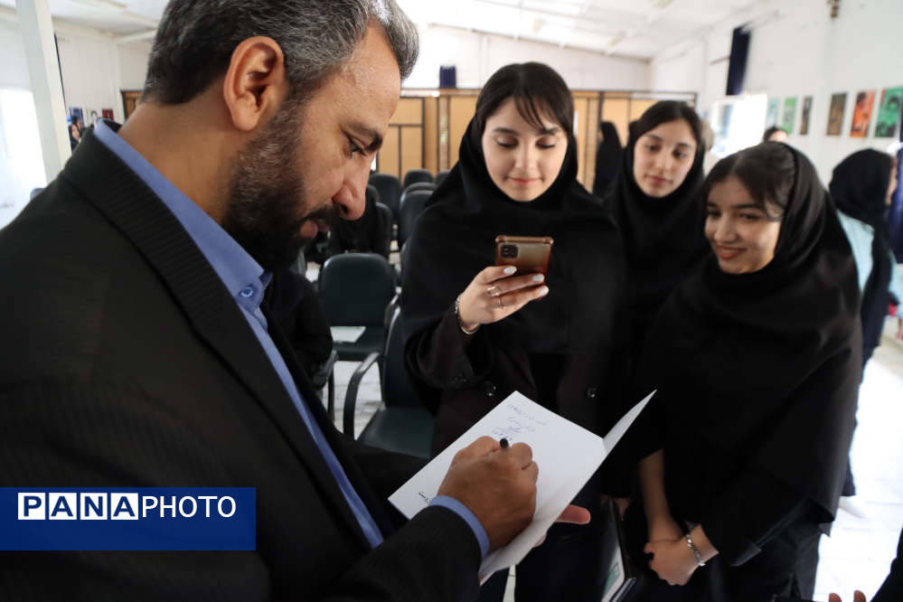 دانش آموزان اسلامشهری هنرستان شهدای واوان میزبان مراسم افتتاحیه نمایشگاه پوستر "پدر طالقانی"