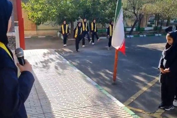  طنین غرورآفرین پرچم جمهوری اسلامی در برنامه صبحگاهی دبیرستان دین و دانش مرند