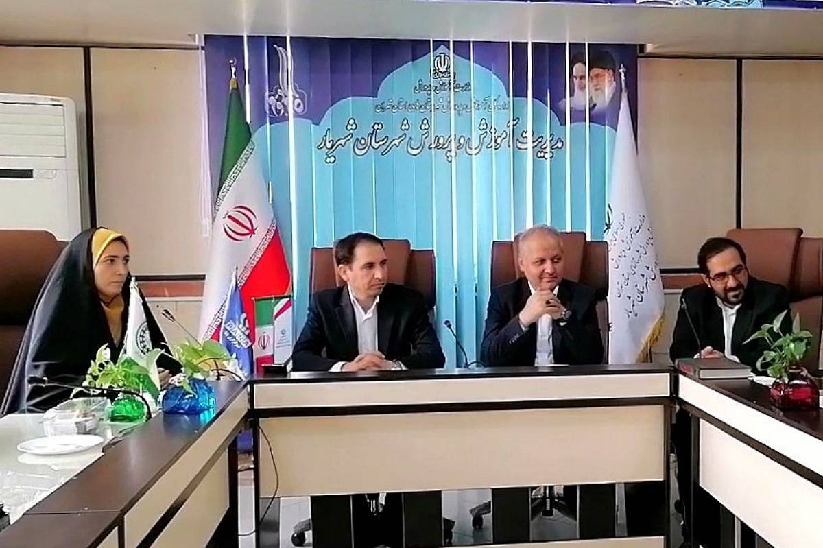 نشست صمیمی دانشآموزخبرنگاران شهریار با 2 مدیر آموزش و پرورش این شهرستان