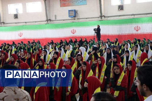 ثبت اثر انگشت هزار دانش‌آموز یزدی پای پرچم ایران