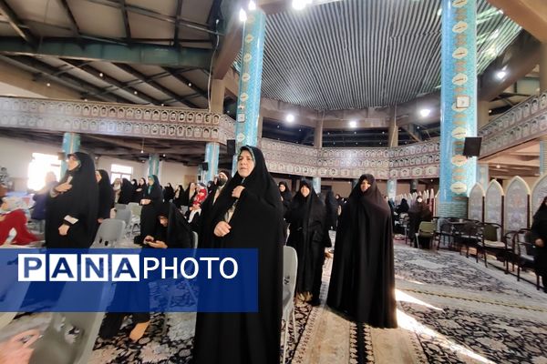 دکلمه‌خوانی دانش‌آموزان در مقابل مادران شهرستان قدس به‌مناسبت روز مادر