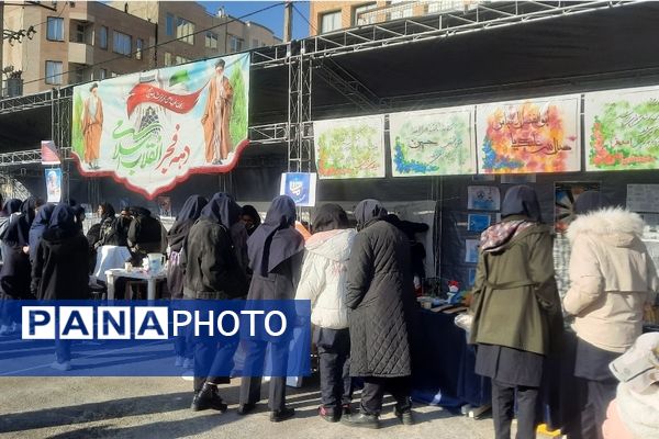 اولین نمایشگاه ماها در دبیرستان فرزانگان ۲ دوره دوم ناحیه ۷ مشهد