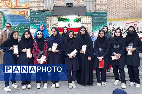 برگزاری جشن پرشور روز دانش آموز در دبیرستان شهدای هسته‌ای