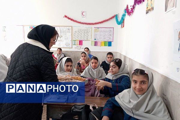 ایستگاه صلواتی دانش‌آموزان دانش‌نیا؛ تجلی ارادت به حضرت فاطمه زهرا(س)