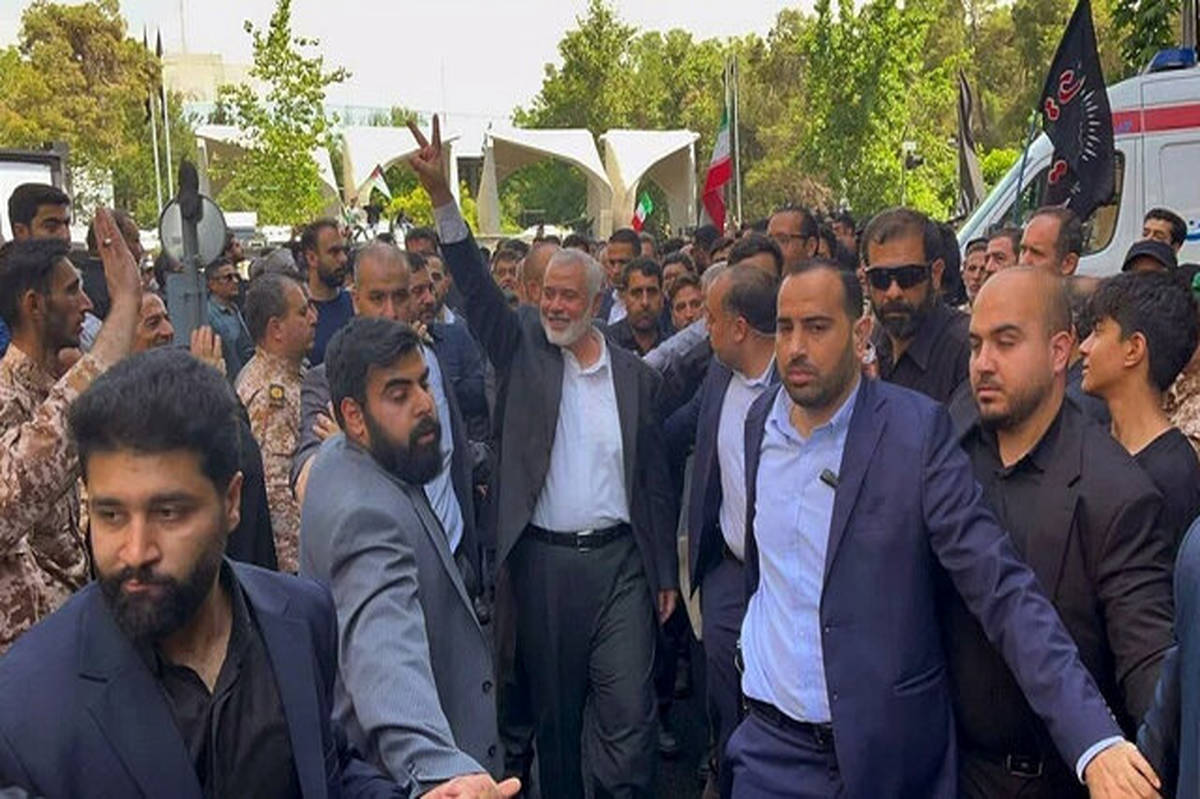 تجمع دانشگاهیان مقابل سر در دانشگاه تهران در پی شهادت اسماعیل هنیه