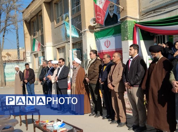 نواختن زنگ انقلاب در دبیرستان بنت‌الهدی صدر رضویه