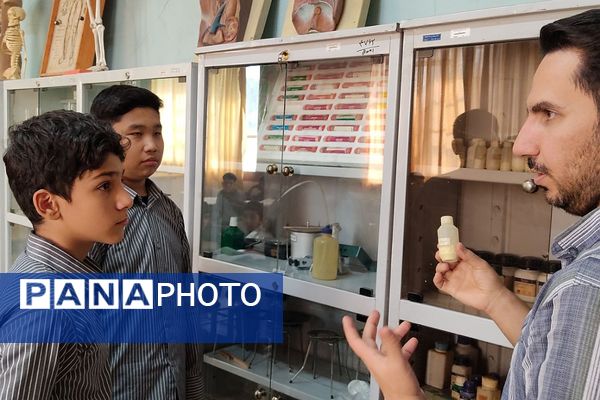 افتتاح آزمایشگاه دبیرستان پسرانه سید احمد خمینی(ره) به نام شهید عبدالحمید مینوچهر