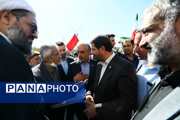 دانش آموزان و مسئولین در کنار یکدیگر، روز دانش‌آموز را رقم زدند