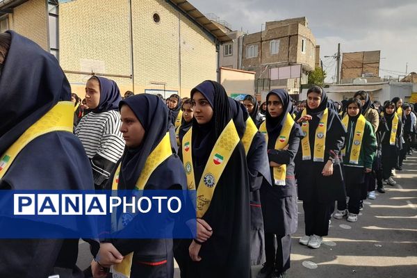 برگزاری همایش وطن‌یار در توحید یک؛ ادای احترام دانش‌آموزان به شهدای جنگ ۱۲روزه با حضور مادر «پسر آسمانی» عرشیان افشارمند در شهرستان قدس