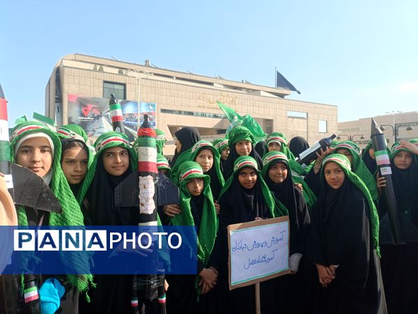 ۱۳ آبان، فریاد شهامت دانش آموزان در مسیر استقلال طلبی و استکبار ستیزی 