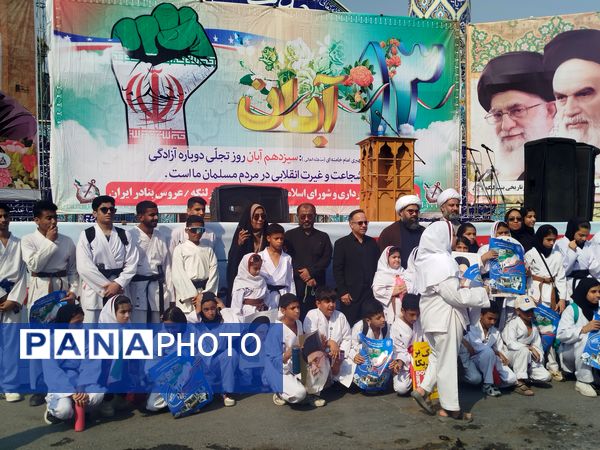 حضور پرشور مردم و دانش‌آموزان بندر لنگه در مراسم ۱۳ آبان