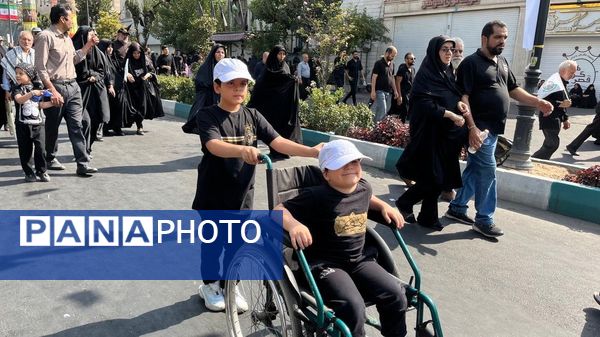 جاماندگان اربعین در خیابان ۱۷ شهریور هم‌قدم با زائران کربلا
