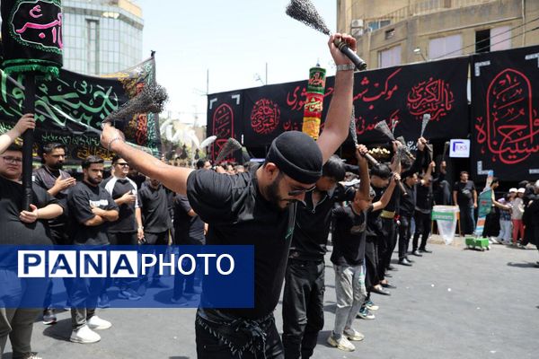 رود اشک و عشق در مسیر حرم همزمان با شکوه عزاداری هیئات‌ در خیابان‌های مشهد