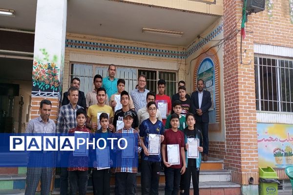 تقدیر از دانش‌آموزان برتر دبیرستان شاهد سردار شهید قاجاریان 