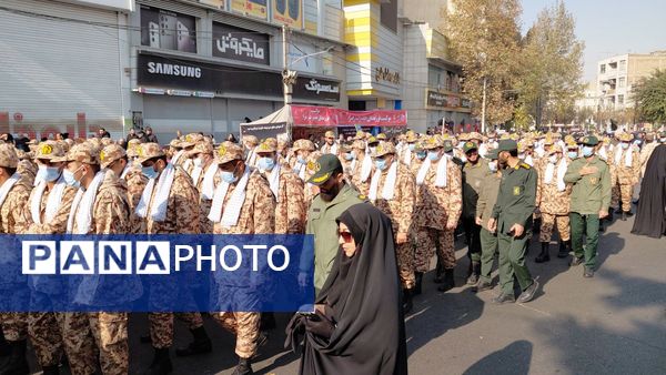 تشییع پیکر شهدای گمنام در دستان مردم کرج
